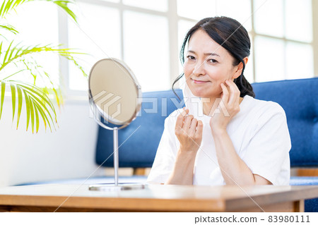 中年婦女因面罩問題檢查皮膚狀況 中年婦女因面罩問題檢查皮膚狀況 83980111