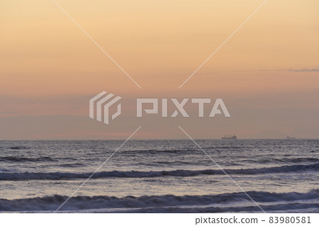 颱風掠過,鹿島灘日出,有時貨船和垂釣者海鷗 颱風掠過,鹿島灘日出,有時貨船和垂釣者海鷗 83980581