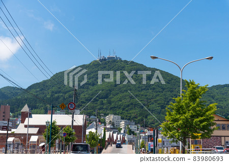 函館山全景 藍天背面 北海道函館市觀光圖 函館山全景 藍天背面 北海道函館市觀光圖 83980693