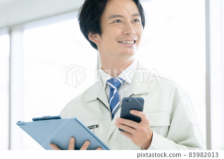 男人穿著工作服 83982013