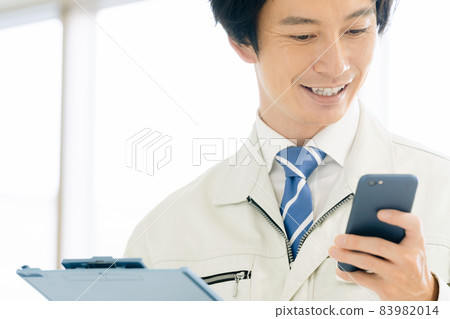 男人穿著工作服 83982014