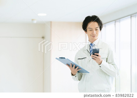 男人穿著工作服 83982022