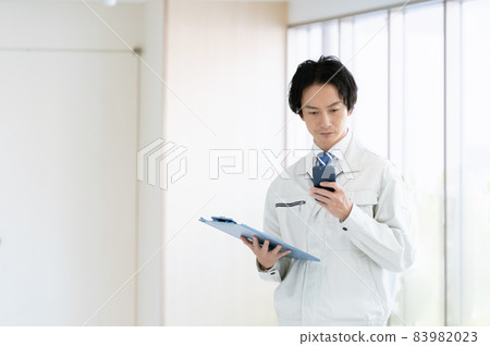 男人穿著工作服 83982023