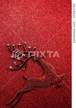 Reindeer Christmas decoration on red glitter background Reindeer Christmas decoration on red glitter background 83982284