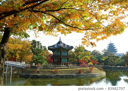 Autumn scenery of old palace, Autumn of Gyeongbokgung Palace Autumn scenery of old palace, Autumn of Gyeongbokgung Palace 83982707
