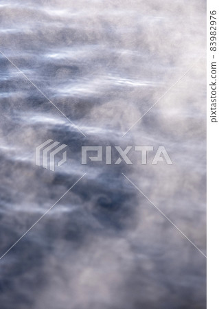 Background material: Steam of hot springs floating on the surface of the water in the morning light, hot spring image texture 83982976