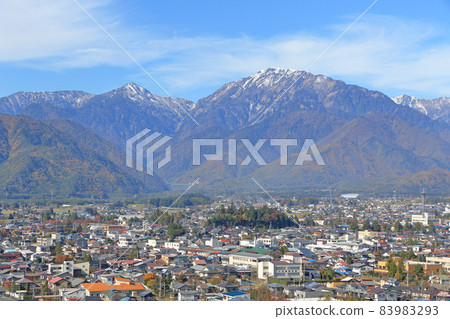 信濃大町秋天的北阿爾卑斯和街景 信濃大町秋天的北阿爾卑斯和街景 83983293