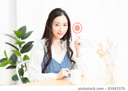 有標語牌的家庭主婦在客廳 有標語牌的家庭主婦在客廳 83983370