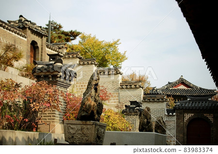 Autumn scenery of old palace, Changgyeonggung 83983374