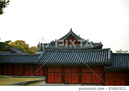 Autumn scenery of old palace, Changgyeonggung 83983822