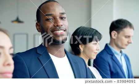 笑臉外國商人全球業務 笑臉外國商人全球業務 83984091