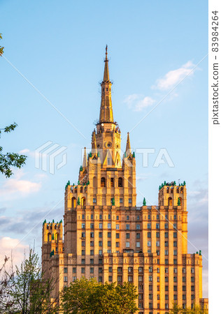 The view on the residential Stalinist high-rise building on Kudrinskaya Square. It is the one of seven Stalinist skyscrapers built in 1947-1954. 83984264