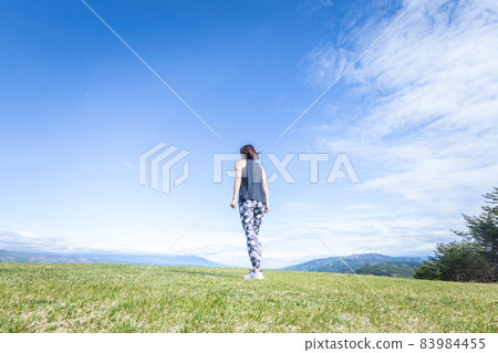 Female exercising in a wide area (walking) 83984455