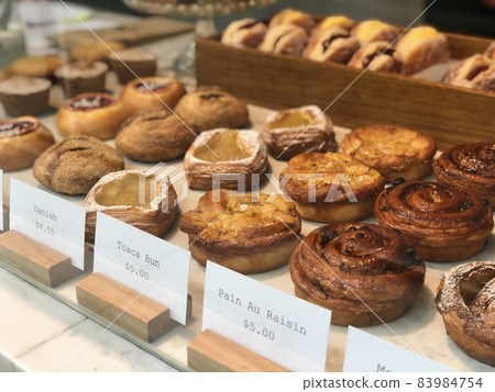 麵包 麵包在外國麵包店陳列櫃中一字排開 83984754