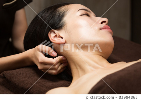 Head massage 83984863