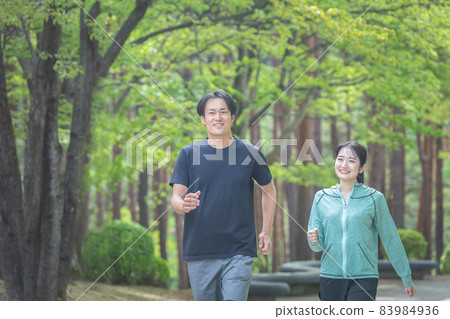 男人和女人走路 83984936