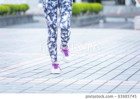 Female training in the city 83985745