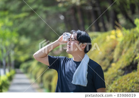 一個人走在綠色（汗） 83986019