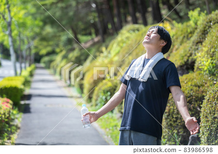 A man who takes a deep breath 83986598