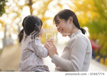 笑臉父母和孩子 83987774