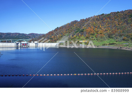 Lake Asahigassan in autumn 83988999