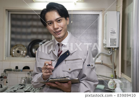 Male worker giving an explanation Male worker giving an explanation 83989410