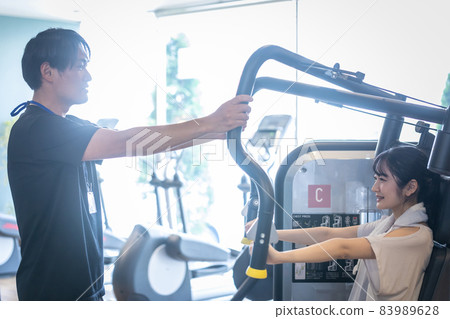Personal trainer teaching at the gym Personal trainer teaching at the gym 83989628