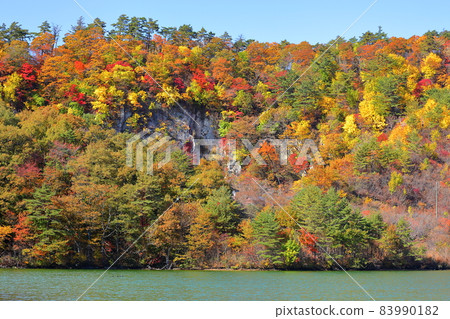 Naruko Onsen Yumoto, Osaki City, Miyagi Prefecture Autumn leaves scenery of the lagoon on the blue lake surface Naruko Onsen Yumoto, Osaki City, Miyagi Prefecture Autumn leaves scenery of the lagoon on the blue lake surface 83990182