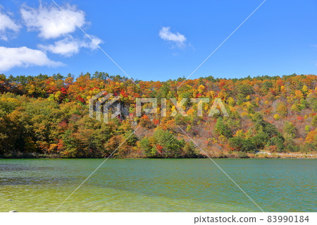 Naruko Onsen Yumoto, Osaki City, Miyagi Prefecture Autumn leaves scenery of the lagoon on the blue lake surface Naruko Onsen Yumoto, Osaki City, Miyagi Prefecture Autumn leaves scenery of the lagoon on the blue lake surface 83990184