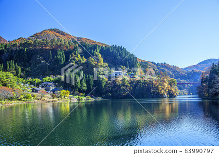 Tadami河在秋天 83990797