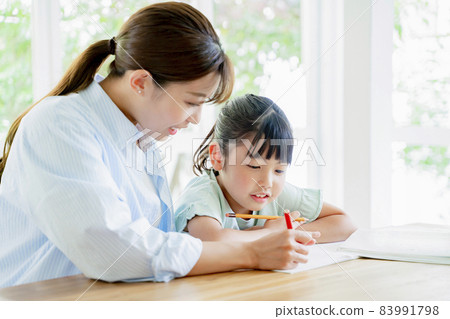 在客廳學習的孩子和媽媽 在客廳學習的孩子和媽媽 83991798