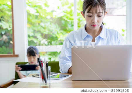 Children playing games with mothers working from home Children playing games with mothers working from home 83991808