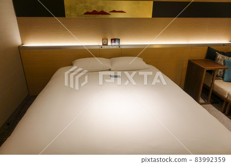 Large hotel bedroom 83992359
