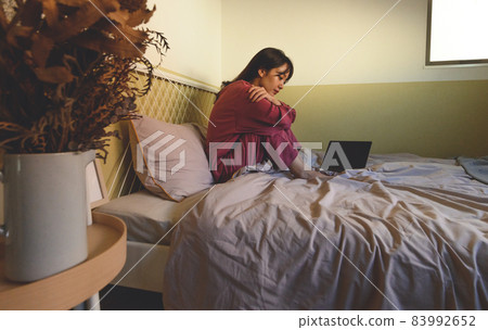 Female portrait in the bedroom 83992652