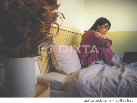 臥室裡的女性肖像 83992653