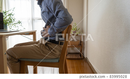 腹痛/胃痛的男性形象 83995028
