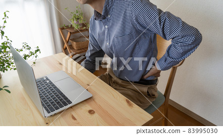 背痛的男性形象 背痛的男性形象 83995030