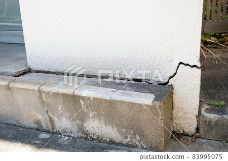 紋理裂縫 混凝土牆噴塗 抗震標準圖案 白灰色污漬 裂縫 紋理裂縫 混凝土牆噴塗 抗震標準圖案 白灰色污漬 裂縫 83995075