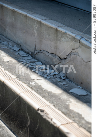 紋理裂縫混凝土樓梯噴塗斑駁圖案白色灰色污漬裂縫 83995087