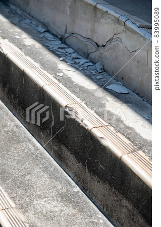 紋理裂縫混凝土樓梯噴塗斑駁圖案白色灰色污漬裂縫 紋理裂縫混凝土樓梯噴塗斑駁圖案白色灰色污漬裂縫 83995089