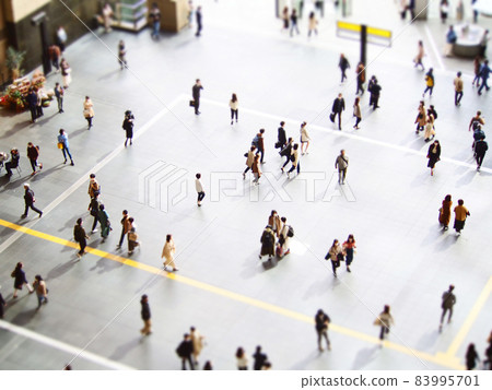 Urban crowds crowded 83995701