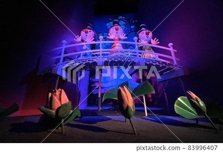 puppets in a festive colourful circus show puppets in a festive colourful circus show 83996407