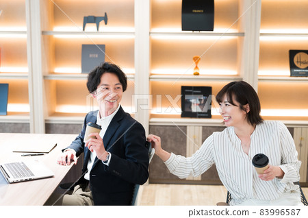 男女員工邊喝咖啡邊聊天拍攝合作“+SHIFT NOGIZAKA” 83996587