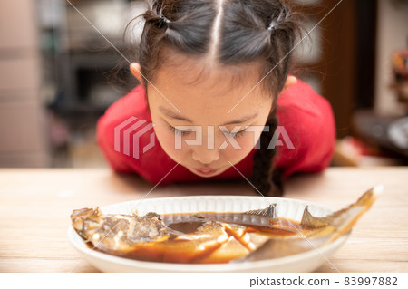 A girl who smells the scent of boiled fish 83997882