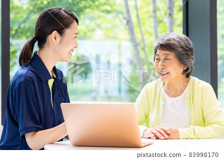 Long-term care staff explaining the care plan "LINK FOREST" shooting cooperation Long-term care staff explaining the care plan "LINK FOREST" shooting cooperation 83998170