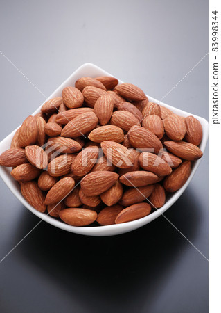 Almond 83998344