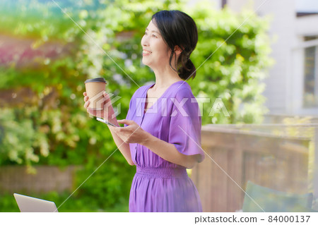在咖啡館看智能手機的中年婦女 在咖啡館看智能手機的中年婦女 84000137