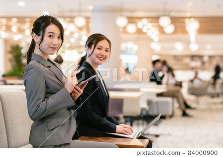 Business woman working in the office Business woman working in the office 84000900