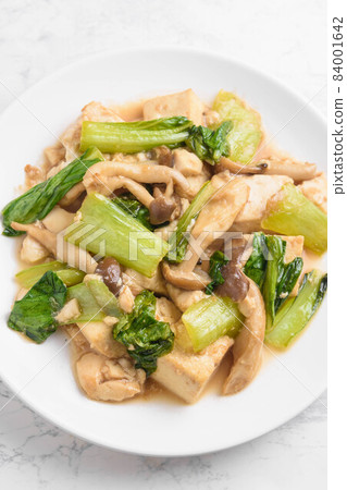 Stir-fried tofu and bok choy in oyster sauce 84001642