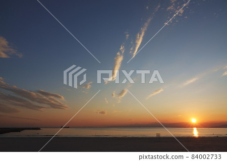秋天的海灘和平靜的夜空 84002733